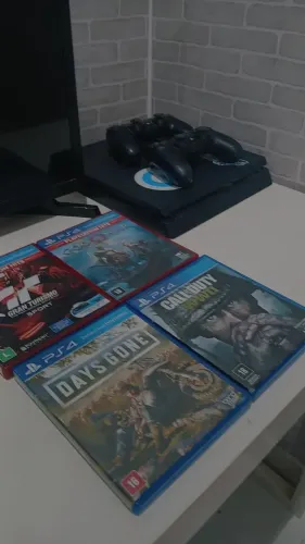 Playstation 4 Slim 1 TB + 2 controles + 4 jogos