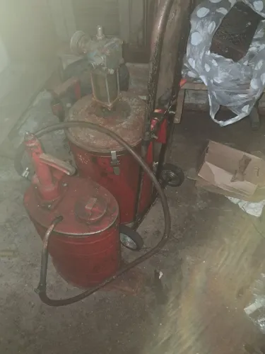 Maquina de completar óleo manual e uma engraxar pneumática. 