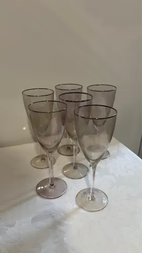 6 taças de vinho
