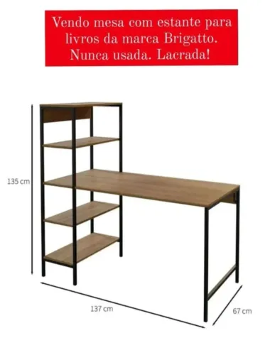 Mesa com estante integrada