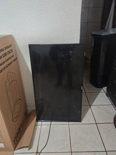 VENDE-SE TELEVISÃO PARA RETORADA DE PEÇA SMART POLEGADAS 42 SEMP TOSHIBA TELA QUEBRADA, 
