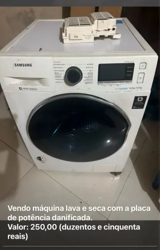 Máquina lava e seca.