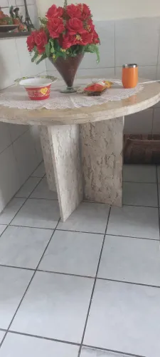 Vende-se uma mesa de mármore 