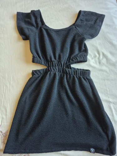Vestido preto tamanho 12 anos.