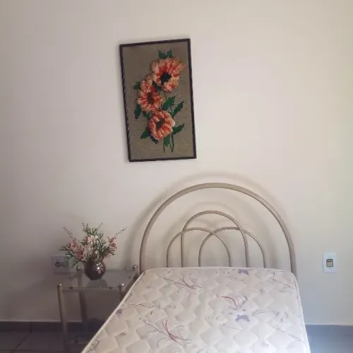 Vendo colchão, criado mudo e  cama de solteiro 