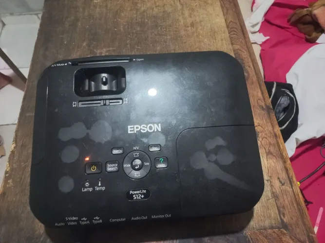 Projetor Epson H430A / S12 - Lâmpada Forte Acendendo - Desapego