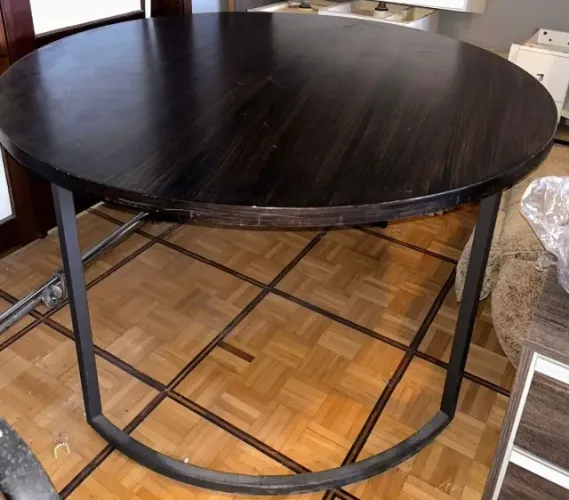 Mesa tampo de madeira e pés estilo industrial