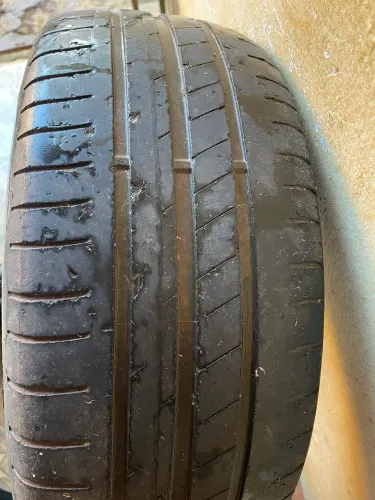 Vendo 3 pneus dois da marca good year medida 195/55 15 outro marca Pirelli 205/60 15 