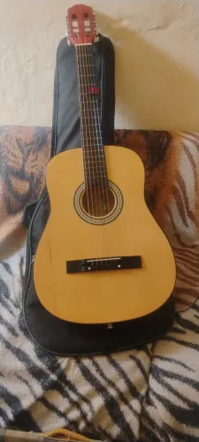 Um violão novo na capa