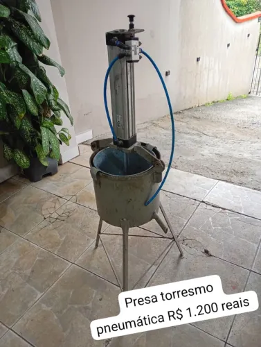 Prensa torresmo pururuca pneumática - Blumenau SC