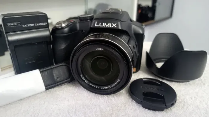 Câmera Panasonic Lumix DMC-FZ200, 24x de zoom, abertura f/2.8 constante