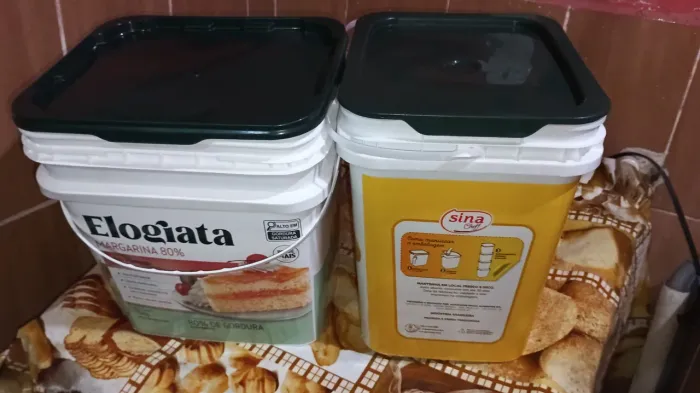 Baldes plástico vazios.