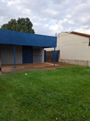 Aluga casa com salão no São Conrada