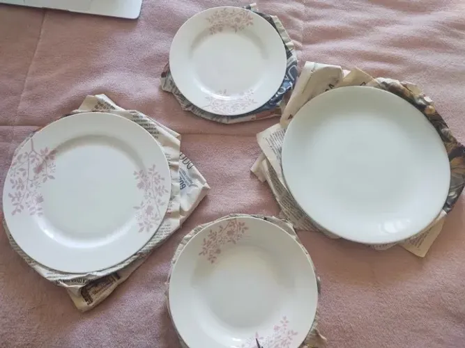 Vendo jogo de jantar branco decorado (algumas peças)