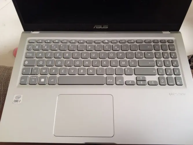 Vendo computador da Asus semi-novo 500gigas , novo, só não tem carregador