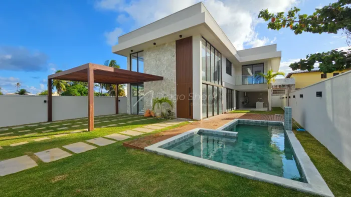 Casa em condomínio, 7 suítes, próxima ao mar, em Guarajuba-BA