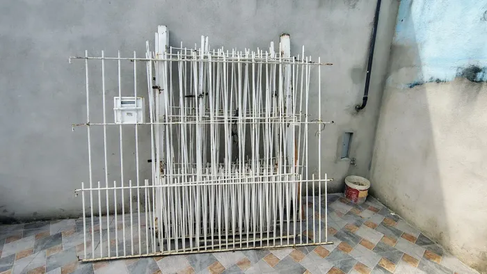vende se grade com portão garagem e 2 portões social . totalizando 12 metros 