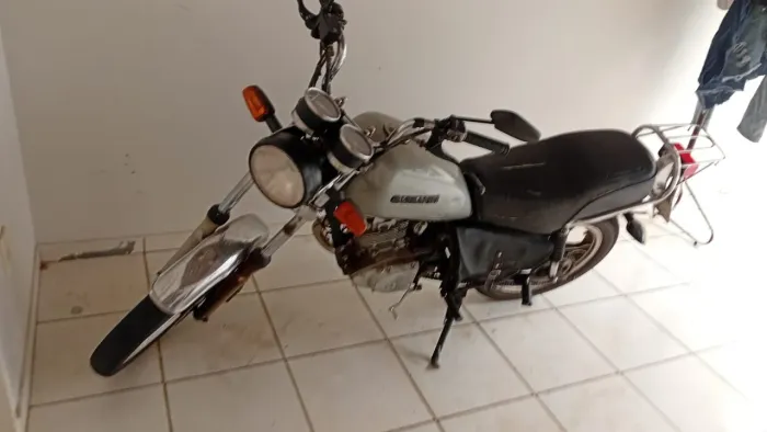 Vendo moto suzuki de leilão