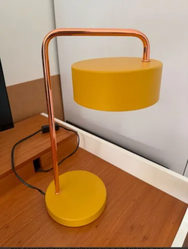 Abajur de Mesa Moderno Amarelo - Design Elegante 