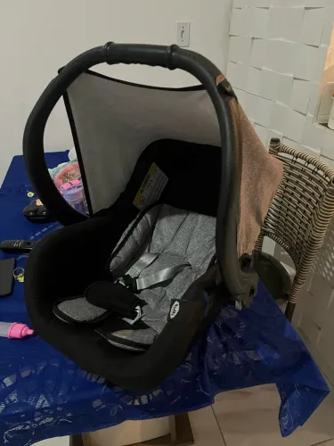 Carrinho de criança junto com beber conforto