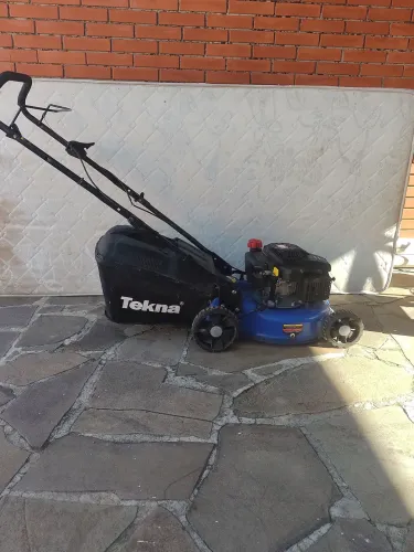 Máquina de cortar grama 