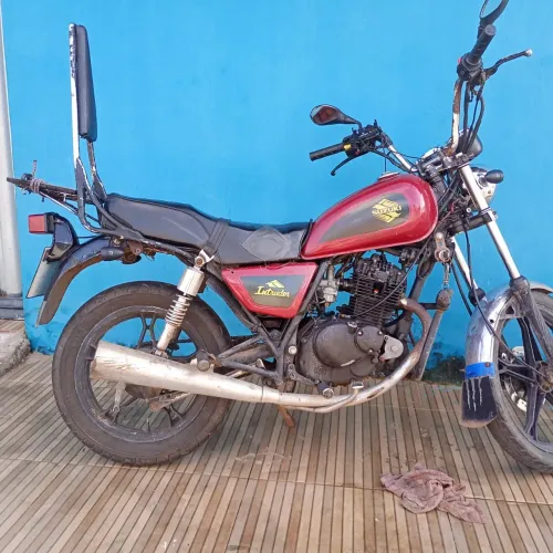 Vendo uma moto Suzuki.