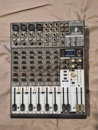 Mesa de som Behringer Xenyx 1204 FX