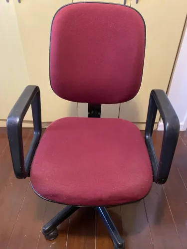 Cadeira giratória na cor vinho