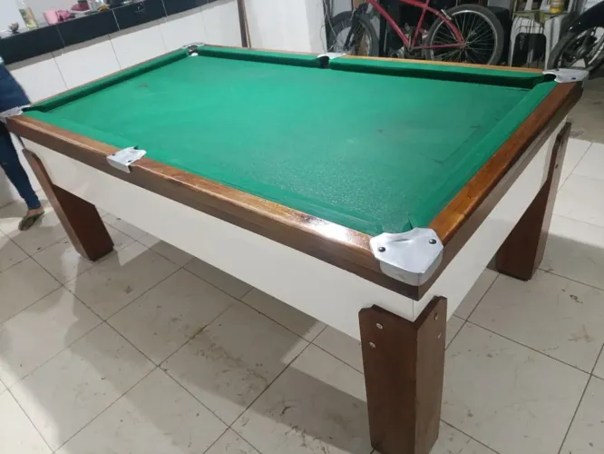 Banca de sinuca com 6 tacos e jogo de bola