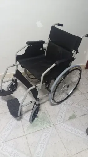 Cadeira de rodas, cadeira para banho e cadeira de necessidades