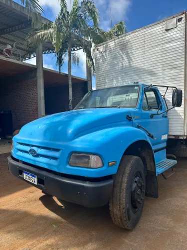 Caminhão baú F12000