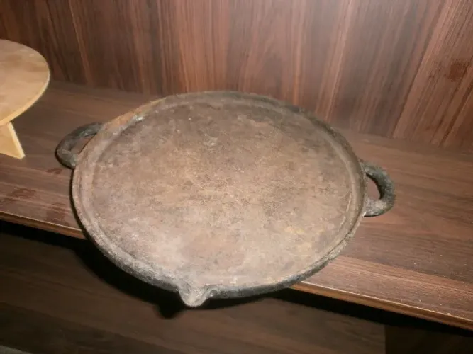 chapa de ferro redonda - com alça- em ferro fundido - medindo 30cm