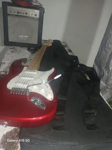 Guitarra seminova e caixa Amplificada