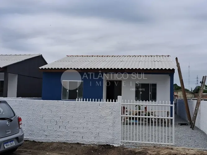 Casa na Praia com 2 Quartos, 1 banheiro, Sala, cozinha, área de serviço