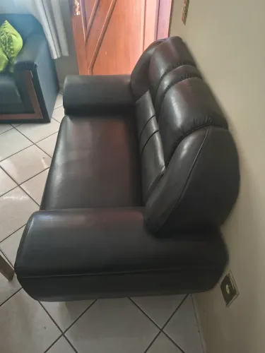 Sofá em Couro Preto - Confortável e Conservado