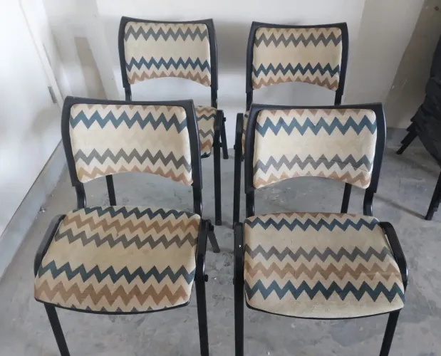 OFERTA DE 04 CADEIRAS ESTRUTURA DE AÇO PERFEITO ESTADO DE CONSERVAÇÃO