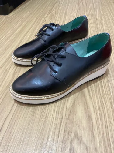 Sapato Oxford Blue Bird original em couro preto, com solado plataforma.
