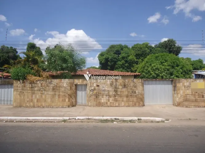 Casa Residencial no bairro Aeroporto para Venda