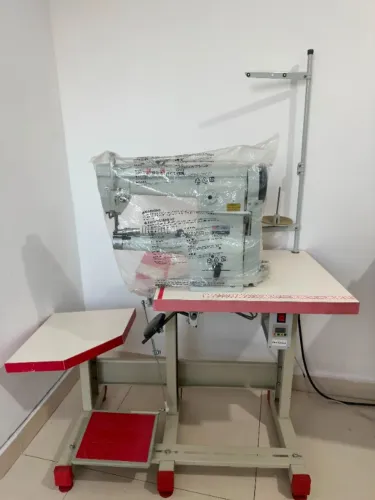 Máquina de Costura de braço transporte triplo.