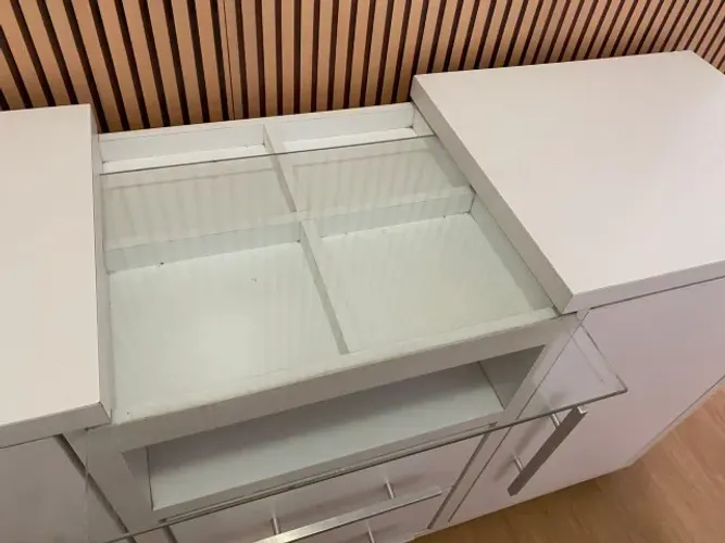 Aparador Branco para Sala de Jantar - Prateleira de vidro, gavetas e 2 portas