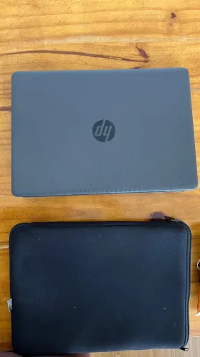 Notebook HP com capa e carregador