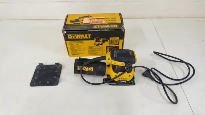 Lixadeira Orbital DeWalt DWE6411 1/4 de Folha - 220V - Excelente Estado 