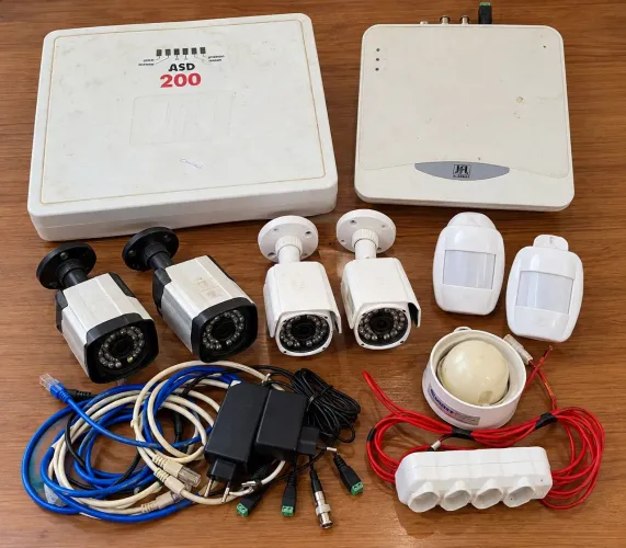 Kit completo de segurança eletrônica - câmeras + DVR + alarme