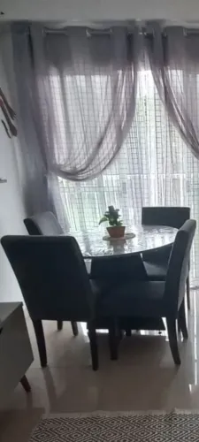 Mesa redonda, com quatro cadeiras almofadada, pouco tempo de uso.