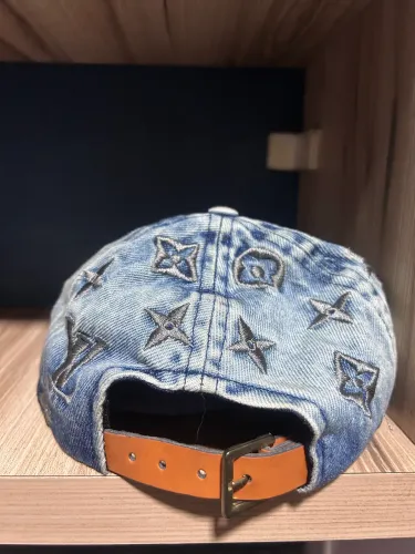 Boné Jeans Azul Claro Estampado - Estilo Vintage e Ajustável