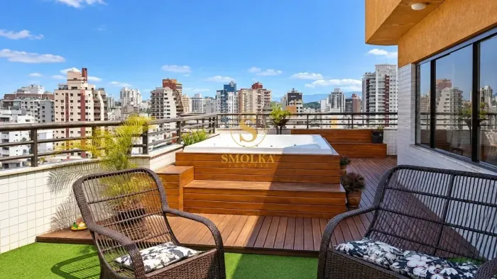 COBERTURA MOBILIÁDA Á VENDA DE 4 QUARTOS SENDO 1 SUÍTE VISTA MAR NO BALNEÁRIO ESTREITO FLO