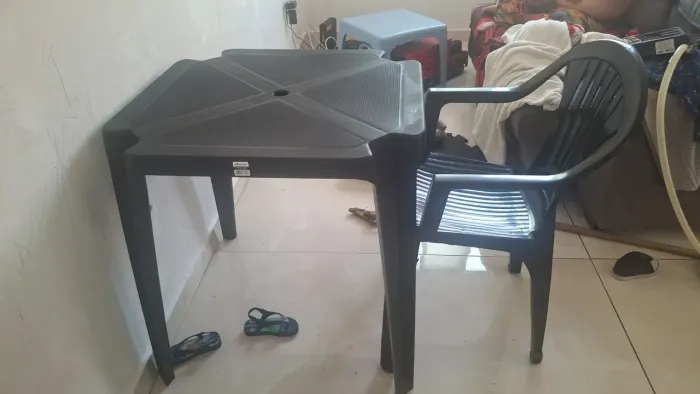 Mesa com 4 cadeiras com braço 
