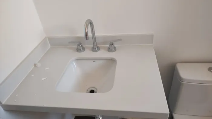 Pia de Banheiro Completa em Quartzo Branco 69x49 cm com Cuba e Torneira
