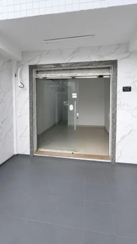 Loja com Vitrine no Térreo - Brotas Salvador - Banheiro e Área Privativos
