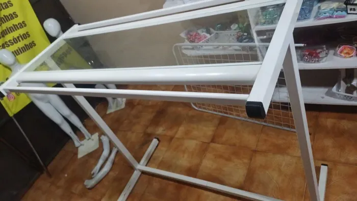 Balcao de loja com cabideiro e vidro